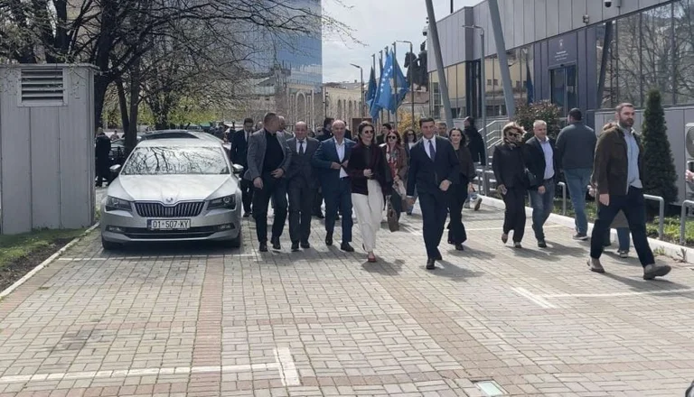 Les députés PDK sont arrivés à l'Assemblée pour s'enregistrer