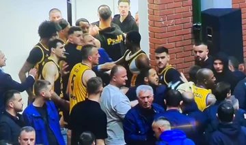 Der Moment Peana Basketballspieler werden physisch von Sternenfans angegriffen (Video)