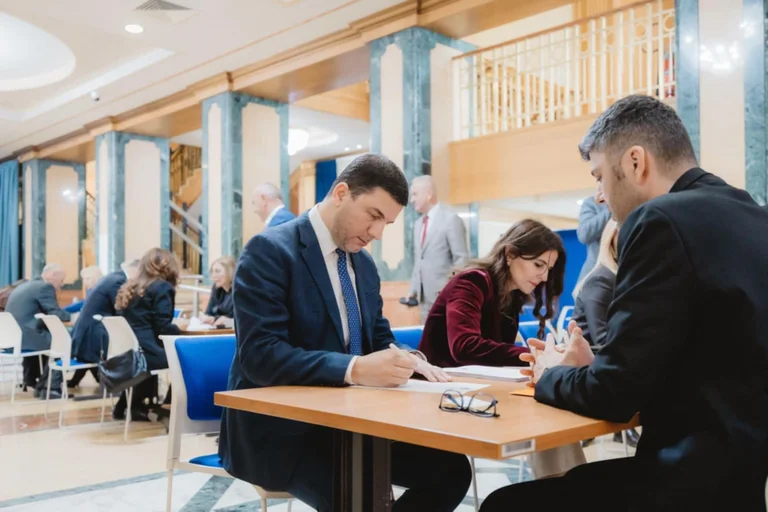 Le PDK enregistre le groupe parlementaire Krasniqi : le Kosovo a besoin de nouvelles institutions démocratiques et fonctionnelles