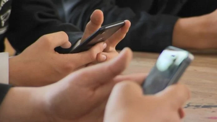 France avec des mesures difficiles sur l'utilisation des téléphones mobiles dans les écoles secondaires