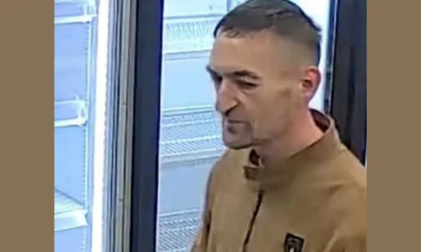 La police demande de l'aide pour identifier un suspect dans le vol et lui publier la photo.