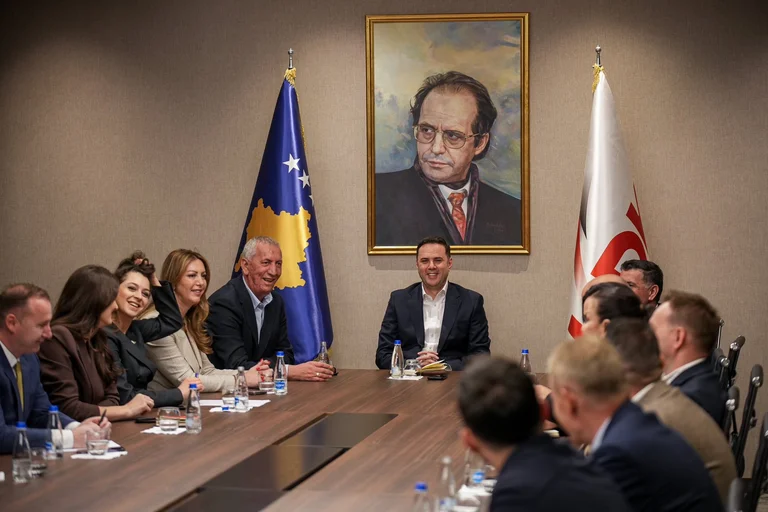 Abdixhiku teilt Bilder aus der ersten Sitzung der neuen LDK-Fraktion