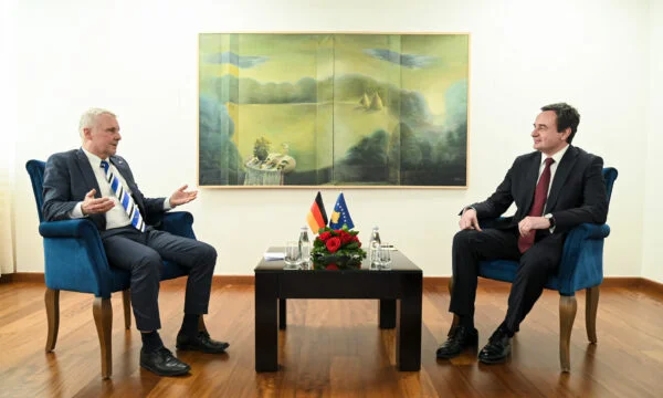 Rohde va au bureau de Kurt