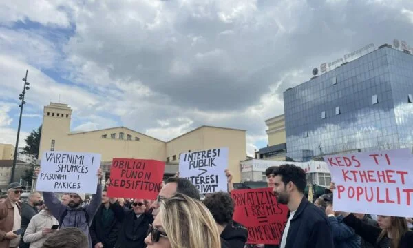 On Friday again protest against rising tide
