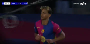 Barcelona ist das vierte Tor gegen Dortmund, führt auch zum Ball, Lamine Yamal.