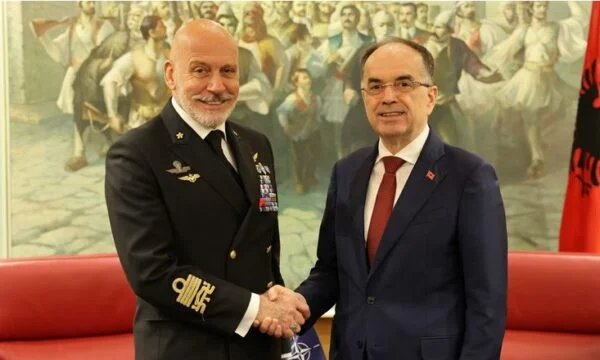 Begaj ) Président du Comité militaire de l'OTAN : Nous devons soutenir le Kosovo