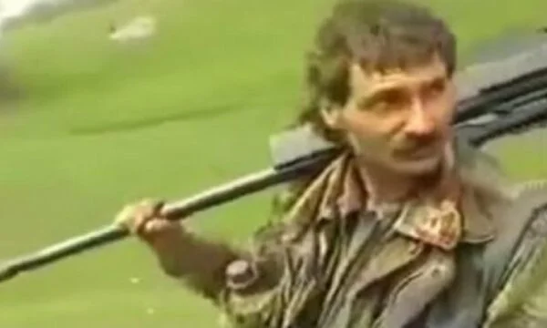 Este es el francotirador Hive: Yo era parte del Ejército Americano, así es como me uní al KLA.
