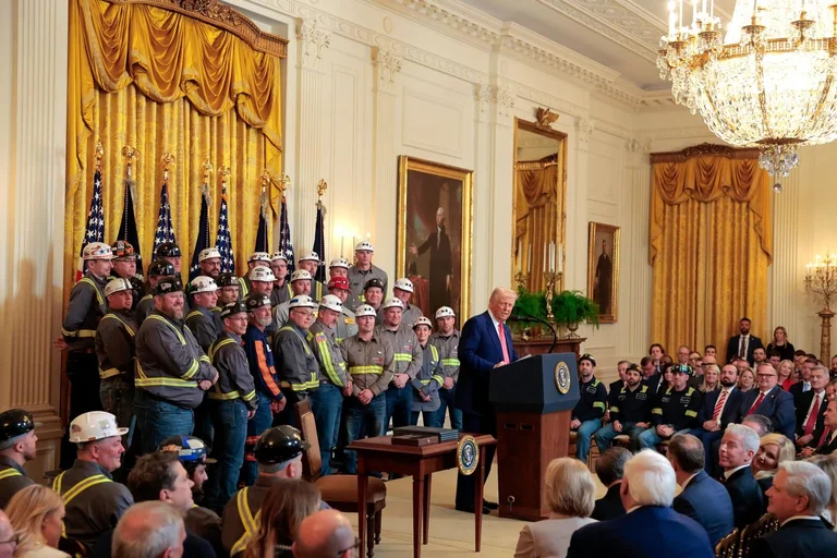 Trump a signé l'ordre de renforcement du réseau électrique américain