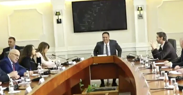 Inizia l'incontro chiamato da Glauk Konjufca: i leader del partito non vanno, mandano rappresentanti
