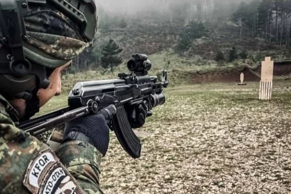 Bulgarisch KFOR Soldaten entwickeln bewaffnete Übungen in Kosovo