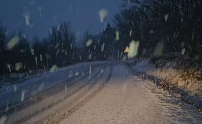 Snowfall in the spring, trouble with the flow of vehicles on Arbri Street