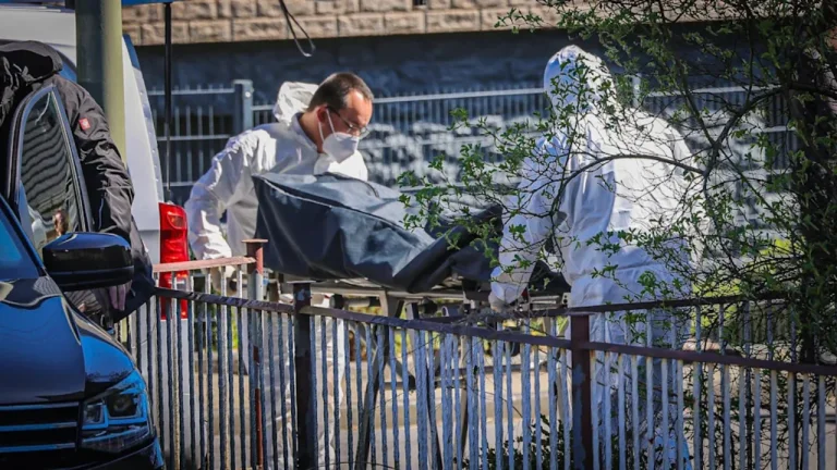 Tre morti in un edificio residenziale tedesco, sospetto fuggitivo