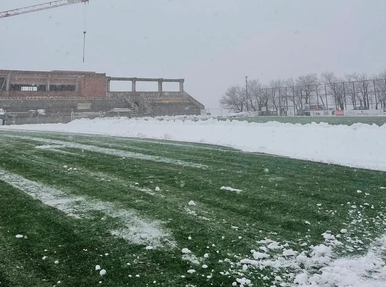 Le City Stadium de Shpey est couvert de neige, le début du match de la Première Ligue