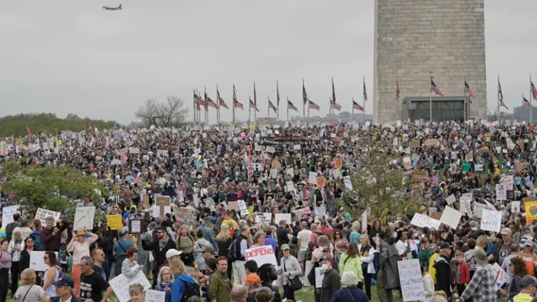 Der größte Tag der Proteste gegen Trump seit seiner Rückkehr zum Weißen Haus