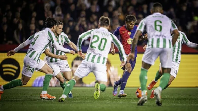 Barcelona no aprovecha el error del Real Madrid, detenido por Betisi