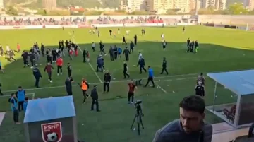 Spannung in Vlora, Fans geben das Feld ein, nachdem der Flaggeger von Bisa verloren hat