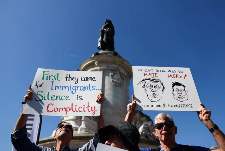 Centinaia di manifestanti partono nelle città europee contro Trump