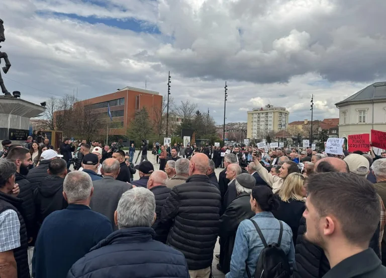 Protester gehen in Richtung Wirtschaftsministerium: Wir sind nicht die Geldautomaten.