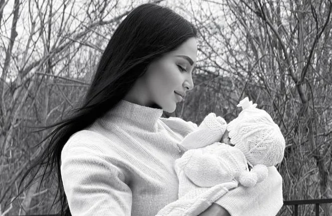 Samantha wird eine Mutter, das heißt das Mädchen.