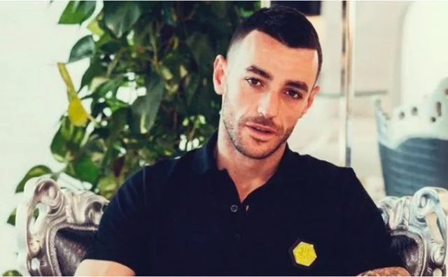 Stresi ndan foto nga shtrati, ka një mesazh