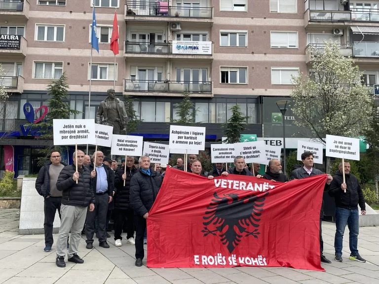 “Life does not protect weapons, but justice”, protests against murder