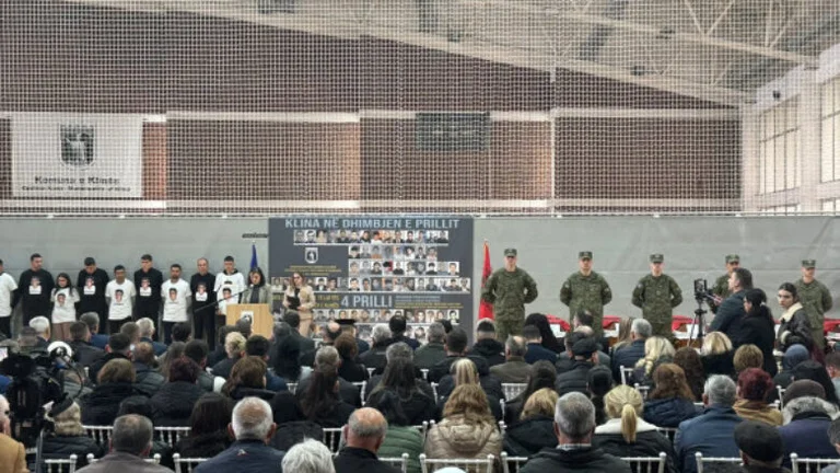 Le Kosovo a exhumé des restes de 10 victimes de la guerre, honorés par le Kosovo