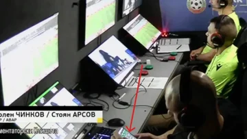 Kameras erfassen den Richter im VAR-Raum Wetten, während das Spiel live übertragen wurde.