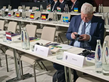 Scandalous: Der Sekretär des UEFA-Kongresses in Belgrad, FFK, steht nur ohne Flagge des Kosovo auf dem Boden