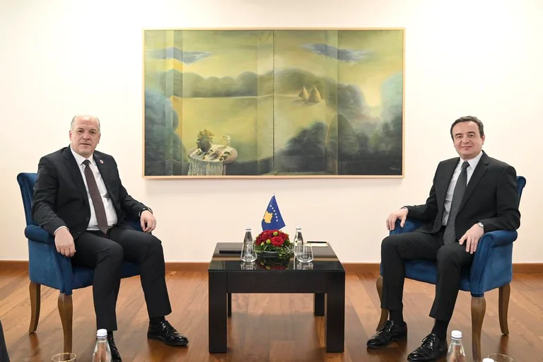 Kurti ‘i lutet’ të akuzuarit për sulm dhe kanosje, që t’ia jap votën
