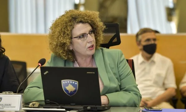 Ministren e dënuar për shkeljen e një fëmije, e pengon që opozita ia dergoi një ligj në Kushtetuese