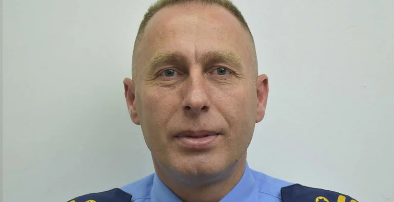Der kriminelle Arm teilte den besten Cop Kosovo hat” Toter Sergeants Kollege kommt mit rührender Hingabe