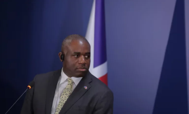 “Faire progresser les pourparlers avec la Serbie”- L'appel du ministre britannique des Affaires étrangères au Kosovo devient une nouvelle à l'Associated Press