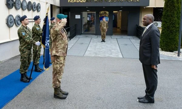 Britischer Außenminister geht zu KFOR, empfängt Bardons Ansichten der Sicherheitslage