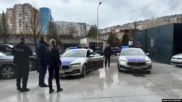 Police arrest activists blocking ERE's doors against electricity expensive