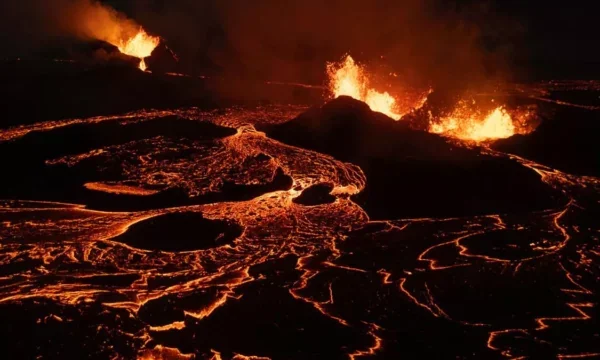 The volcano explodes in Iceland, tourists are evacuated