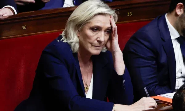 Marine Le Pen si dichiara colpevole di “EU fundex1>