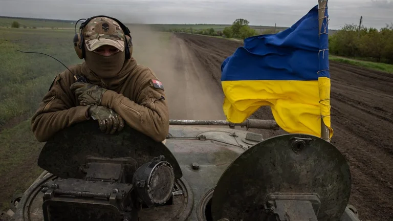 Luftime të ashpra afër një vendbanimi që Ukraina thotë se e ka çliruar