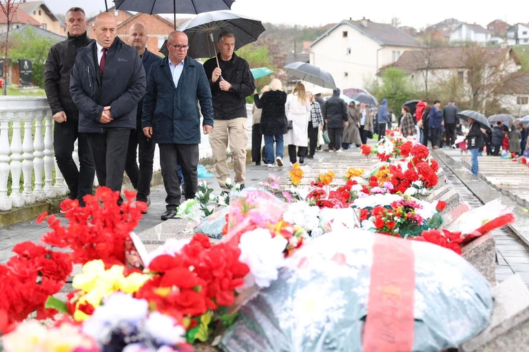 Haradinaj, rend hommage aux martyrs de Pascal et de La Source : Leur sang n'a pas été versé en vain