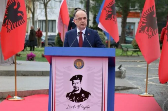Le président albanais commémore le témoignage de l'UCK, Indri Cara, a inauguré le monument en l'honneur du héros de Kavaja