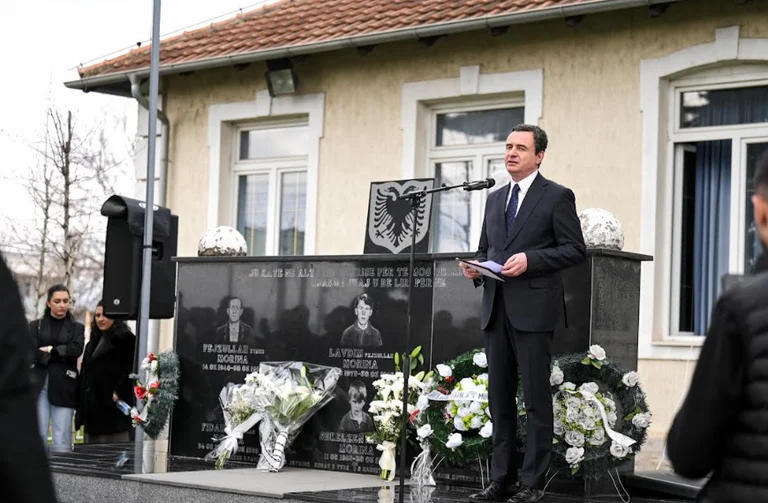 Kurt rend hommage au Lapidari de la famille Morina : Sans le sang des martyrs, le Kosovo ne serait pas libéré