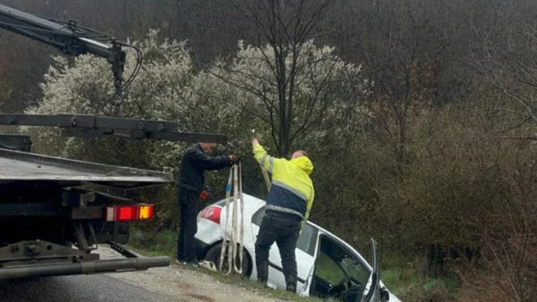 Accidente de pizarra, el coche termina fuera de la calle