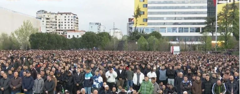 Grazie alla preghiera Fiterram in “Square Skenderbej” a Tirana