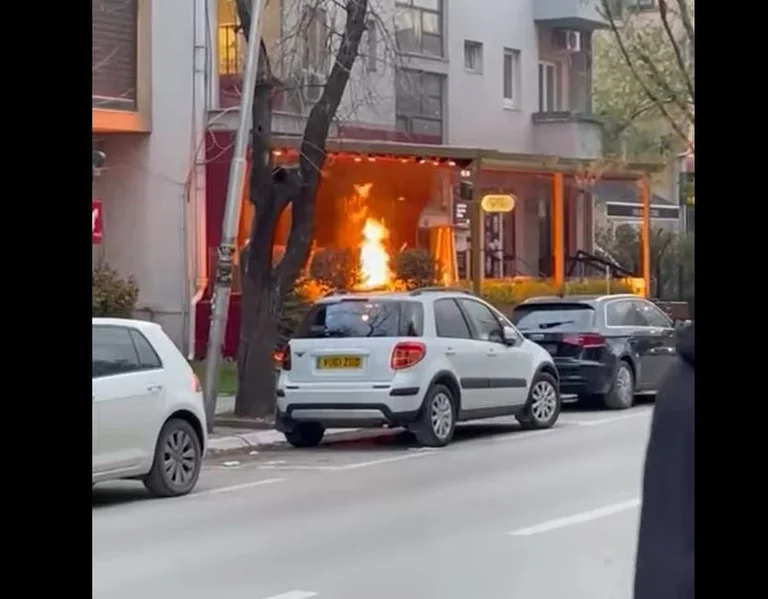 Une bombe à gaz explose dans les petits cafés de Pristina, soupçonnés d ' avoir été blessés