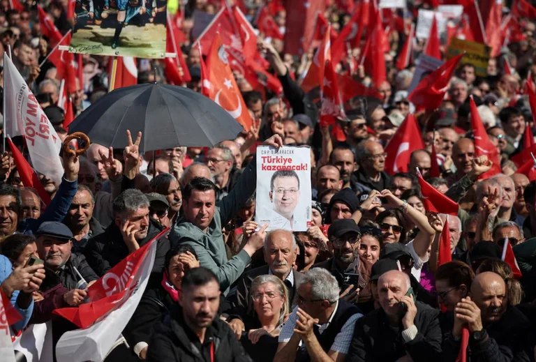 Grandes multitudes se reúnen en Estambul contra el encarcelamiento del principal rival de Erdogan