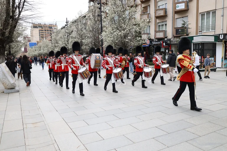 Die British Army Drumboard führt in Pristina Square,