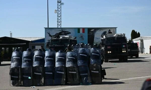 Carabinieri italiano y la Policía Militar Checa, junto con la KFOR, tren para el control de multitudes y disturbios en Pristina
