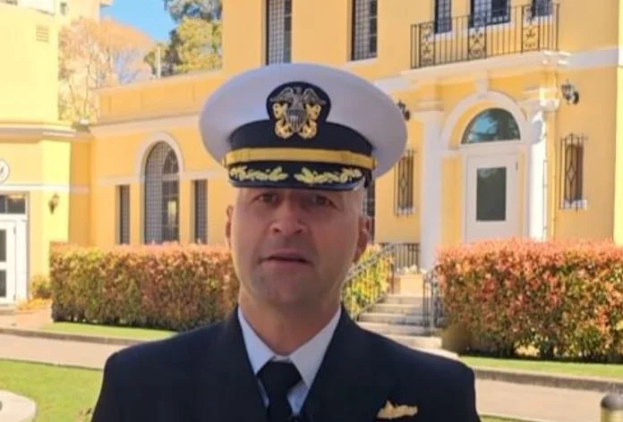 Albanés de Tirana se apodera de la nave de guerra estadounidense USS Pearl Harbor