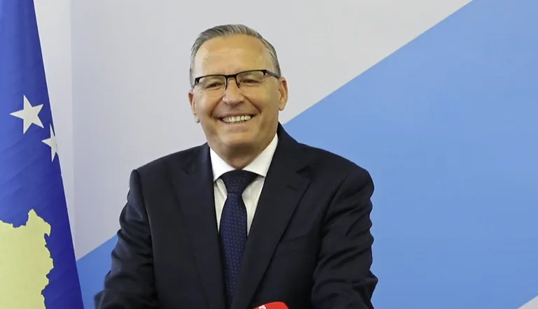 Hamza fragte, ob ich den Posten des Premierministers geben könnte.