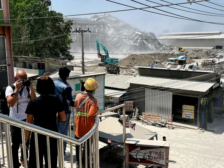 7.7 terremoto de magnitud en Myanmar, casas y edificios destruidos (Foto)