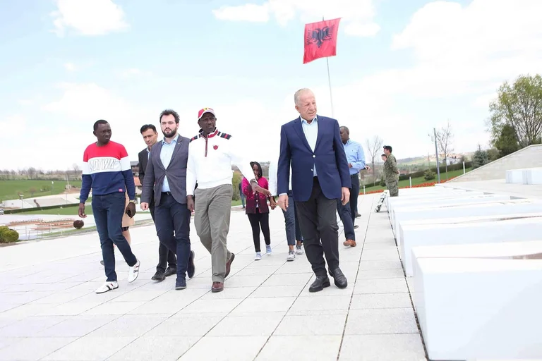 Le président du Kenya, qui a reconnu hier le Kosovo, s'était rendu à Prekaz en 2019.